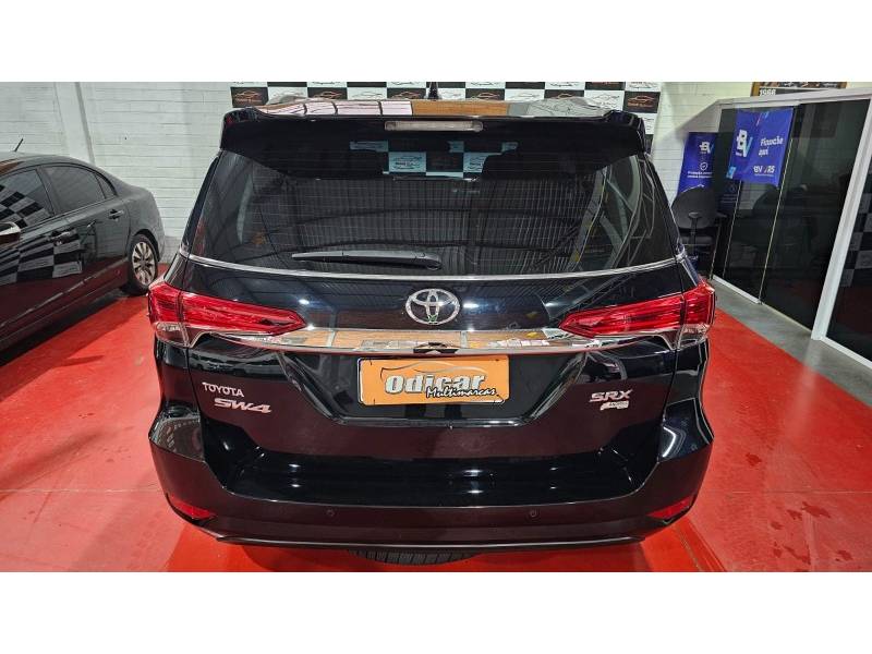 TOYOTA - HILUX SW4 - 2020/2020 - Preta - R$ 263.900,00