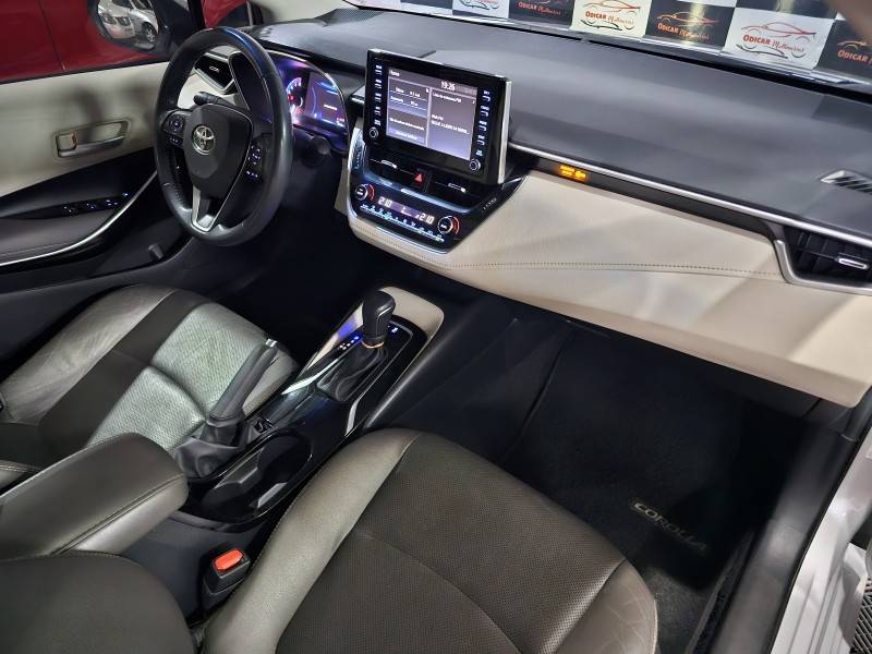 TOYOTA - COROLLA - 2021/2022 - Prata - R$ 138.900,00