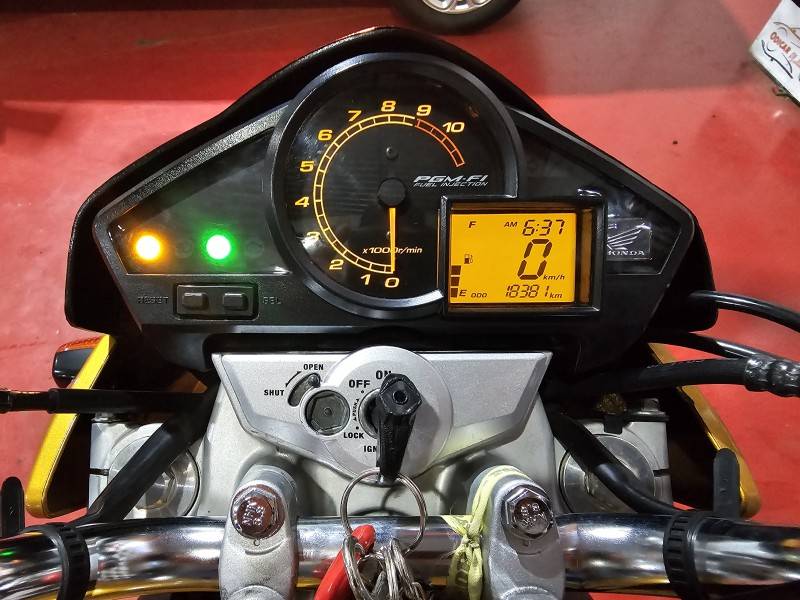 HONDA - CB 300R - 2010/2010 - Amarela - R$ 12.900,00