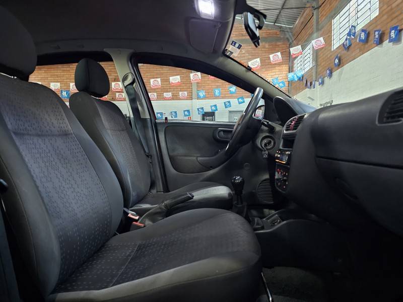 CHEVROLET - CORSA - 2009/2010 - Vermelha - R$ 28.900,00