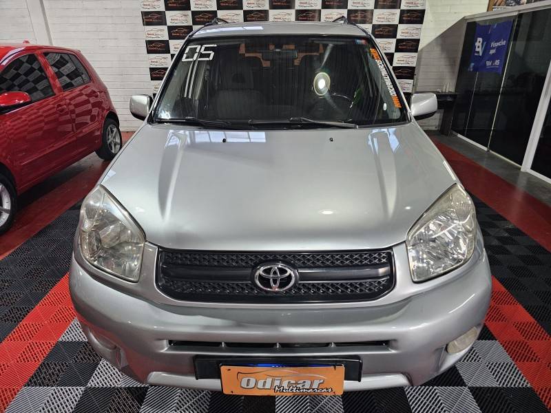 TOYOTA - RAV4 - 2004/2005 - Prata - R$ 45.900,00