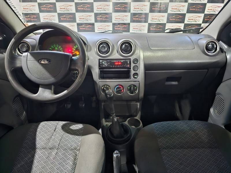 FORD - FIESTA - 2005/2005 - Vermelha - R$ 21.900,00