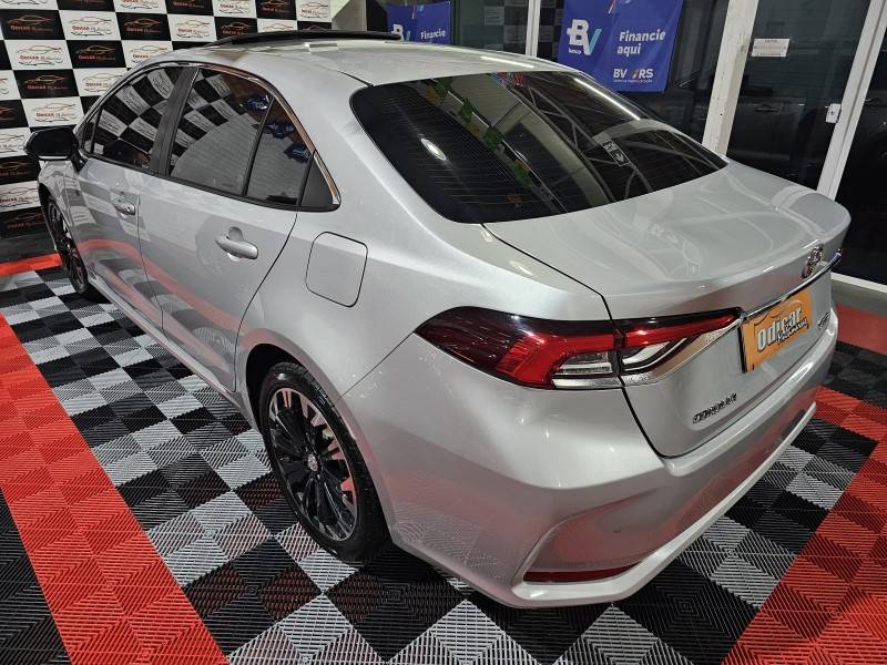 TOYOTA - COROLLA - 2021/2022 - Prata - R$ 138.900,00