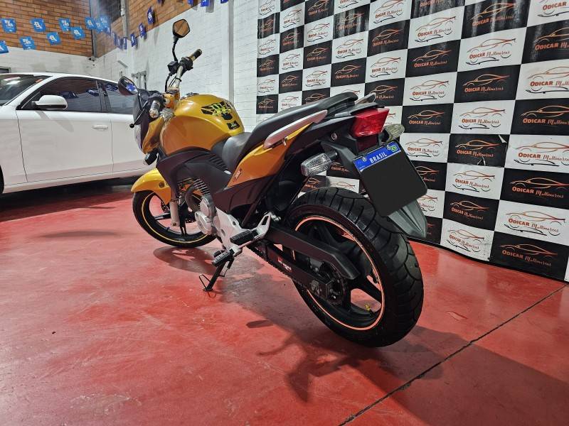 HONDA - CB 300R - 2010/2010 - Amarela - R$ 12.900,00