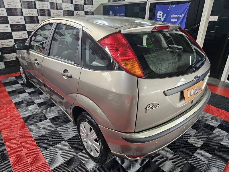FORD - FOCUS - 2008/2009 - Prata - R$ 29.900,00