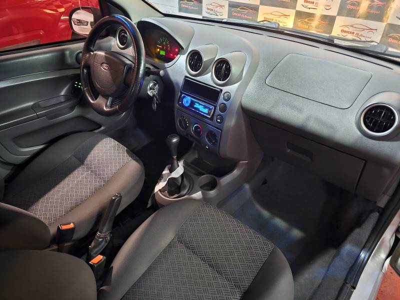 FORD - FIESTA - 2005/2005 - Prata - R$ 18.900,00