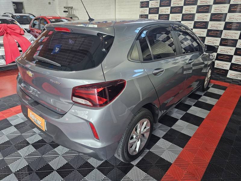 CHEVROLET - ONIX - 2022/2022 - Cinza - R$ 72.900,00