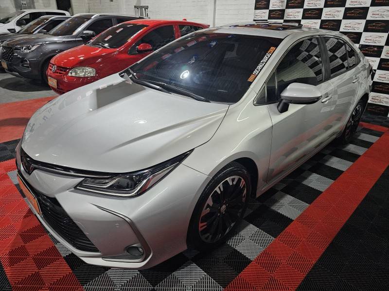 TOYOTA - COROLLA - 2021/2022 - Prata - R$ 138.900,00