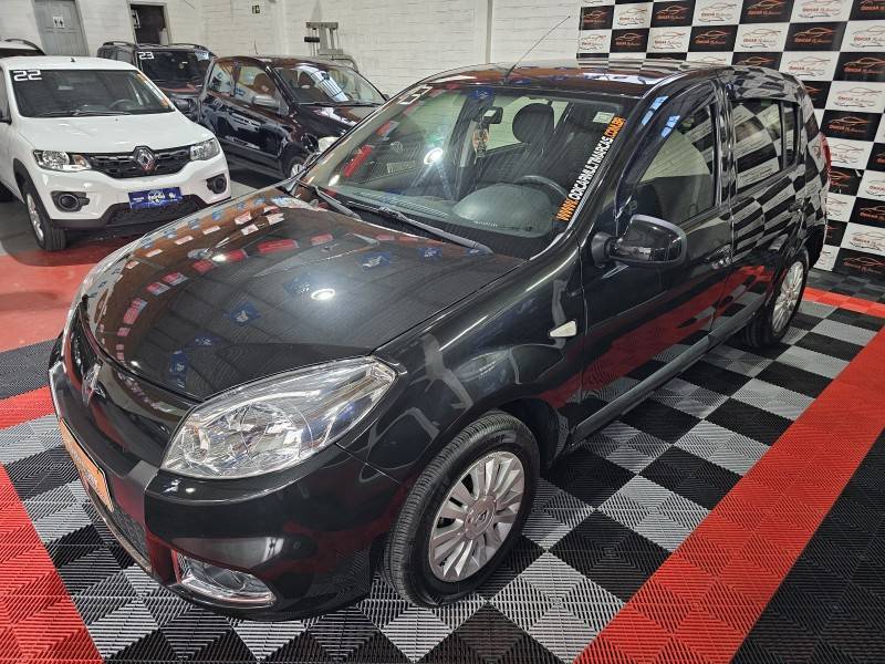 RENAULT - SANDERO - 2012/2013 - Preta - R$ 39.900,00