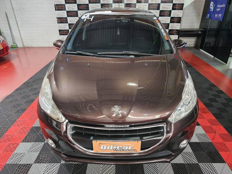 PEUGEOT - 208 - 2013/2014 - Marrom - R$ 41.900,00