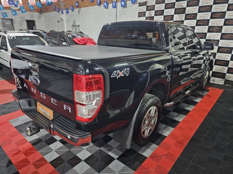 FORD - RANGER - 2012/2013 - Preta - R$ 105.900,00