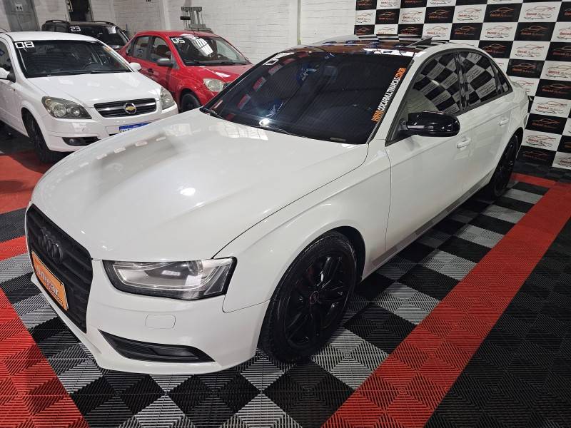 AUDI - A4 - 2014/2015 - Branca - R$ 85.900,00