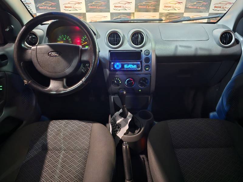 FORD - FIESTA - 2005/2005 - Prata - R$ 18.900,00