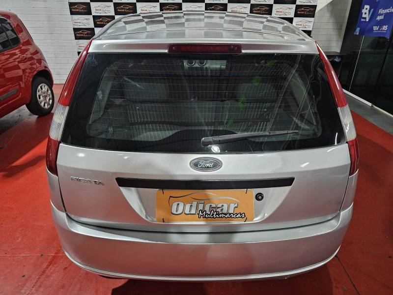 FORD - FIESTA - 2005/2005 - Prata - R$ 18.900,00