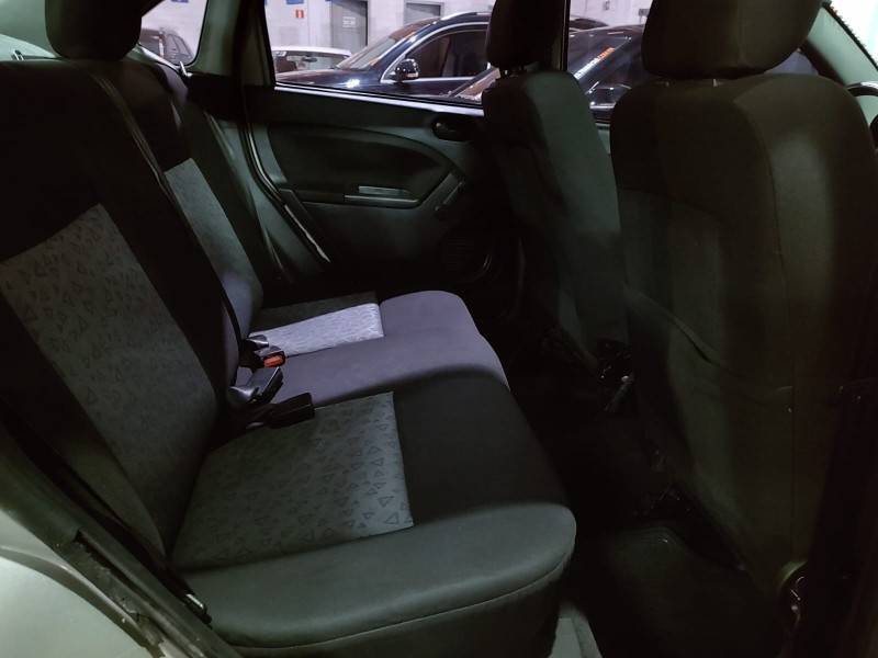 FORD - FIESTA - 2011/2012 - Prata - R$ 32.900,00
