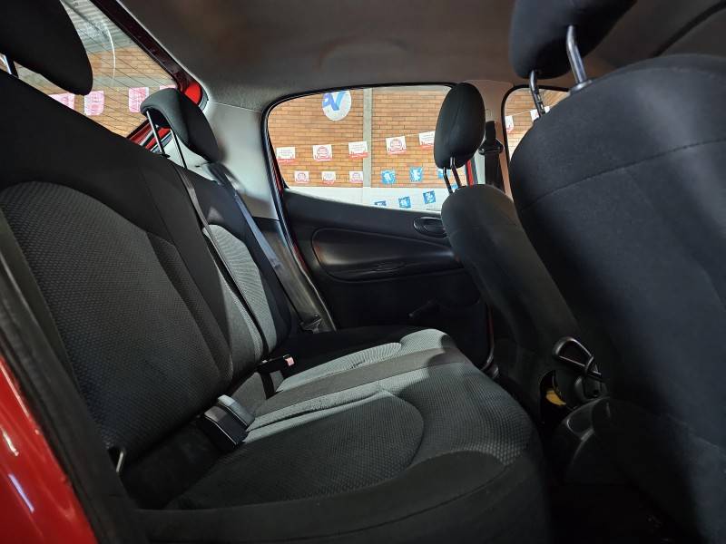 PEUGEOT - 207 - 2014/2015 - Vermelha - R$ 31.900,00