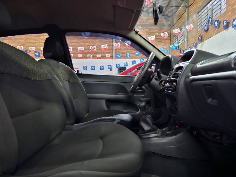 RENAULT - CLIO - 2013/2014 - Preta - R$ 19.900,00