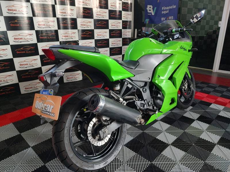 KAWASAKI - NINJA 250R - 2011/2011 - Verde - R$ 12.900,00