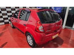 RENAULT - SANDERO - 2010/2011 - Vermelha - R$ 27.900,00