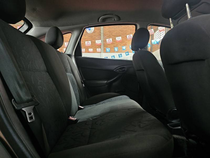 FORD - FOCUS - 2008/2009 - Prata - R$ 29.900,00