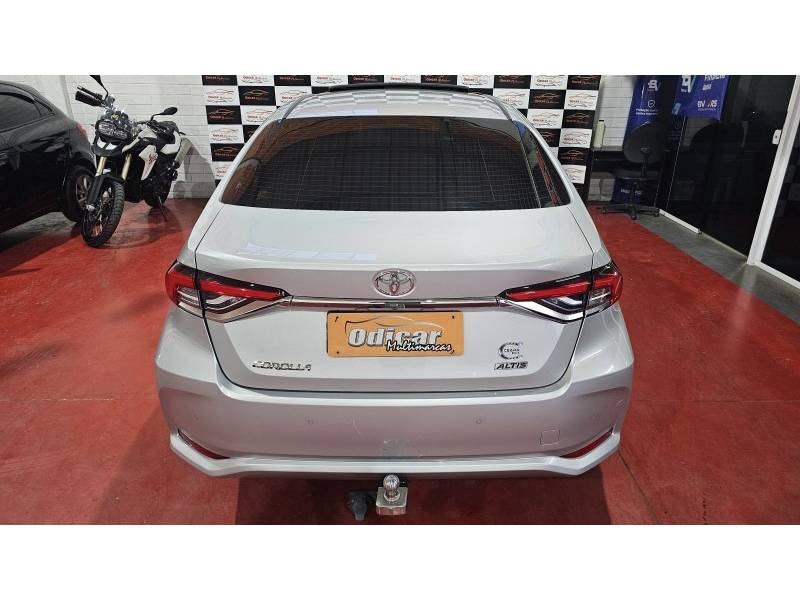 TOYOTA - COROLLA - 2021/2022 - Prata - R$ 146.900,00