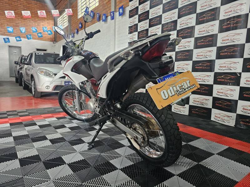 HONDA - NXR 150 - 2014/2014 - Branca - R$ 14.900,00