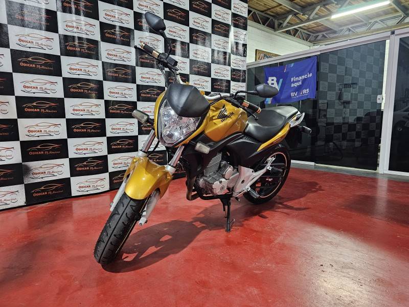 HONDA - CB 300R - 2010/2010 - Amarela - R$ 12.900,00