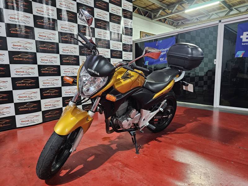 HONDA - CB 300R - 2010/2010 - Amarela - R$ 12.900,00