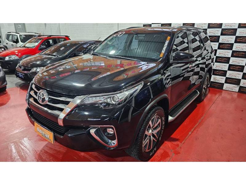 TOYOTA - HILUX SW4 - 2020/2020 - Preta - R$ 263.900,00