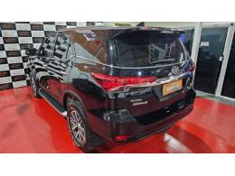 TOYOTA - HILUX SW4 - 2020/2020 - Preta - R$ 263.900,00