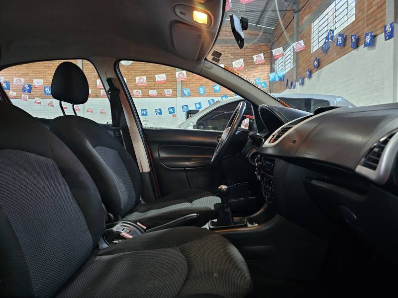 PEUGEOT - 207 - 2014/2015 - Vermelha - R$ 31.900,00