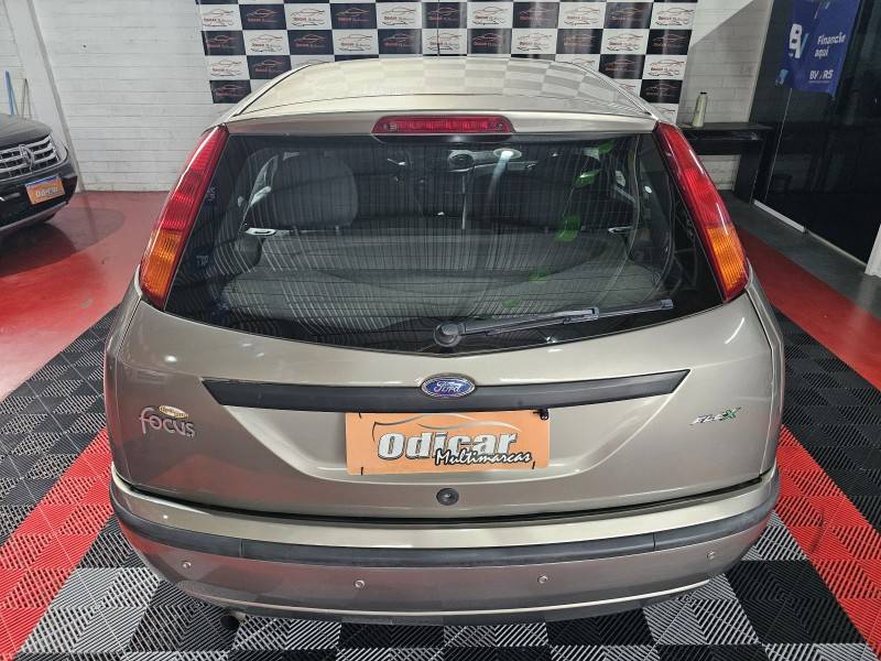 FORD - FOCUS - 2008/2009 - Prata - R$ 29.900,00