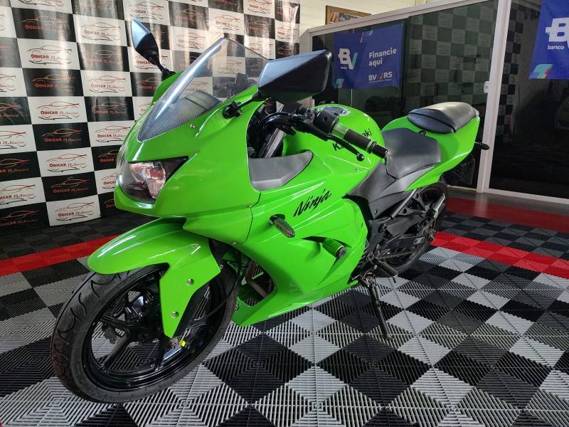 KAWASAKI - NINJA 250R - 2011/2011 - Verde - R$ 12.900,00