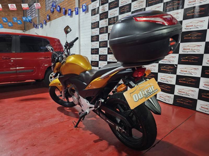 HONDA - CB 300R - 2010/2010 - Amarela - R$ 12.900,00