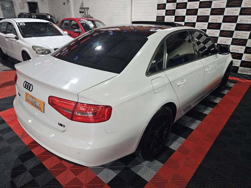 AUDI - A4 - 2014/2015 - Branca - R$ 85.900,00