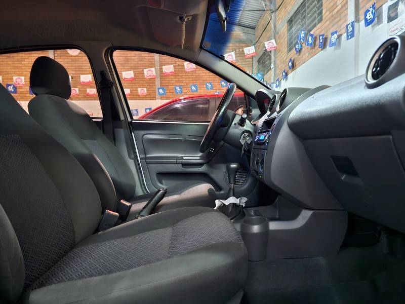 FORD - FIESTA - 2005/2005 - Prata - R$ 18.900,00