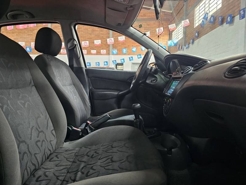 FORD - FOCUS - 2008/2009 - Prata - R$ 29.900,00