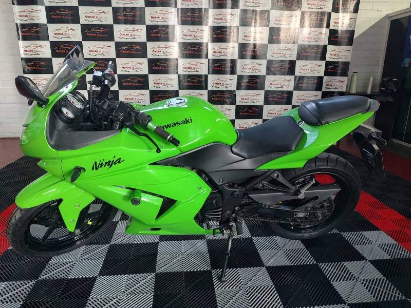 KAWASAKI - NINJA 250R - 2011/2011 - Verde - R$ 12.900,00