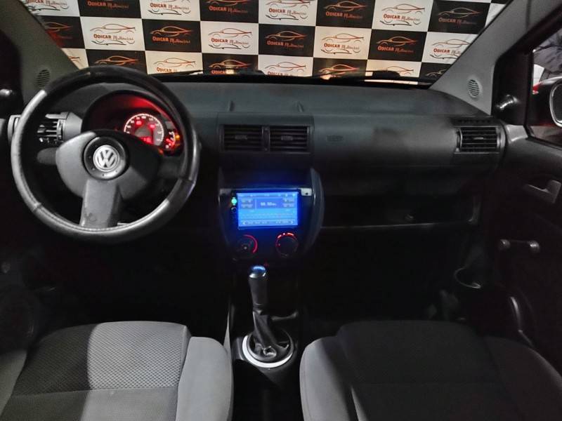 VOLKSWAGEN - FOX - 2008/2009 - Vermelha - R$ 23.900,00
