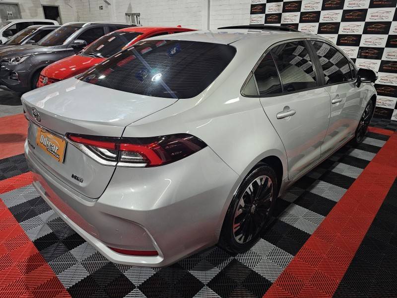 TOYOTA - COROLLA - 2021/2022 - Prata - R$ 138.900,00