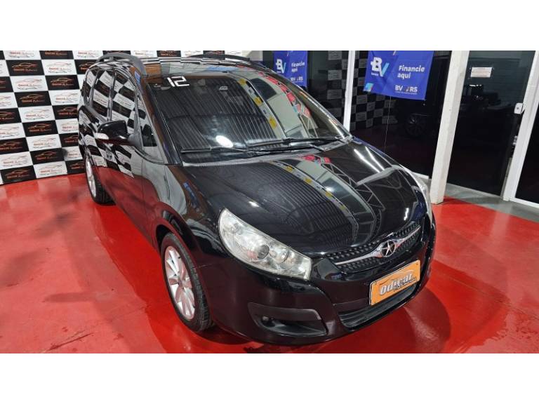 JAC - J6 - 2011/2012 - Preta - R$ 28.900,00